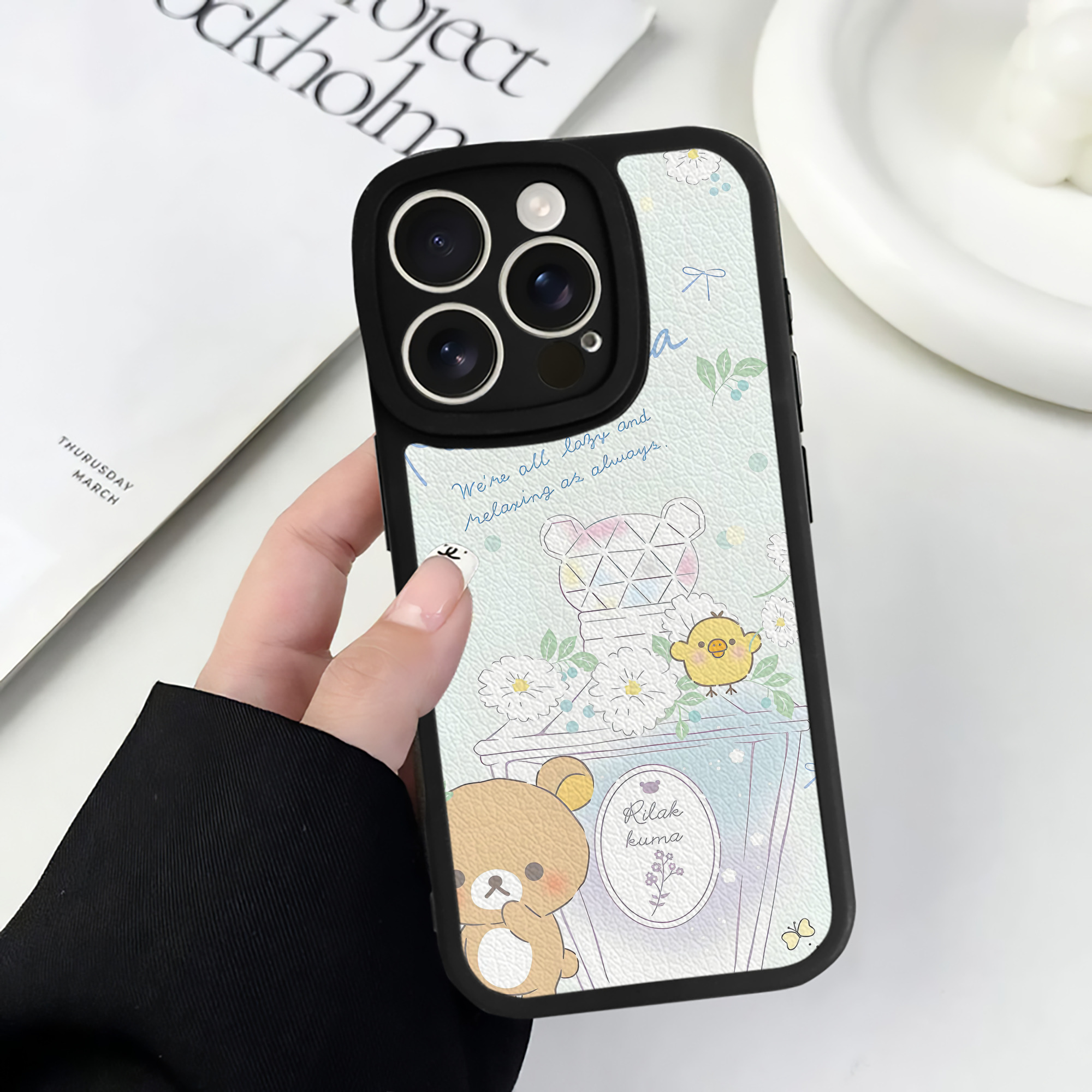 （画像用） リラックマ リラックマ キイロイトリ Rilakkuma Korilakkuma Kiiroitori 【iPhone 16シリーズ対応】シリコンスマホケース（レザー調） 材質：シリコン